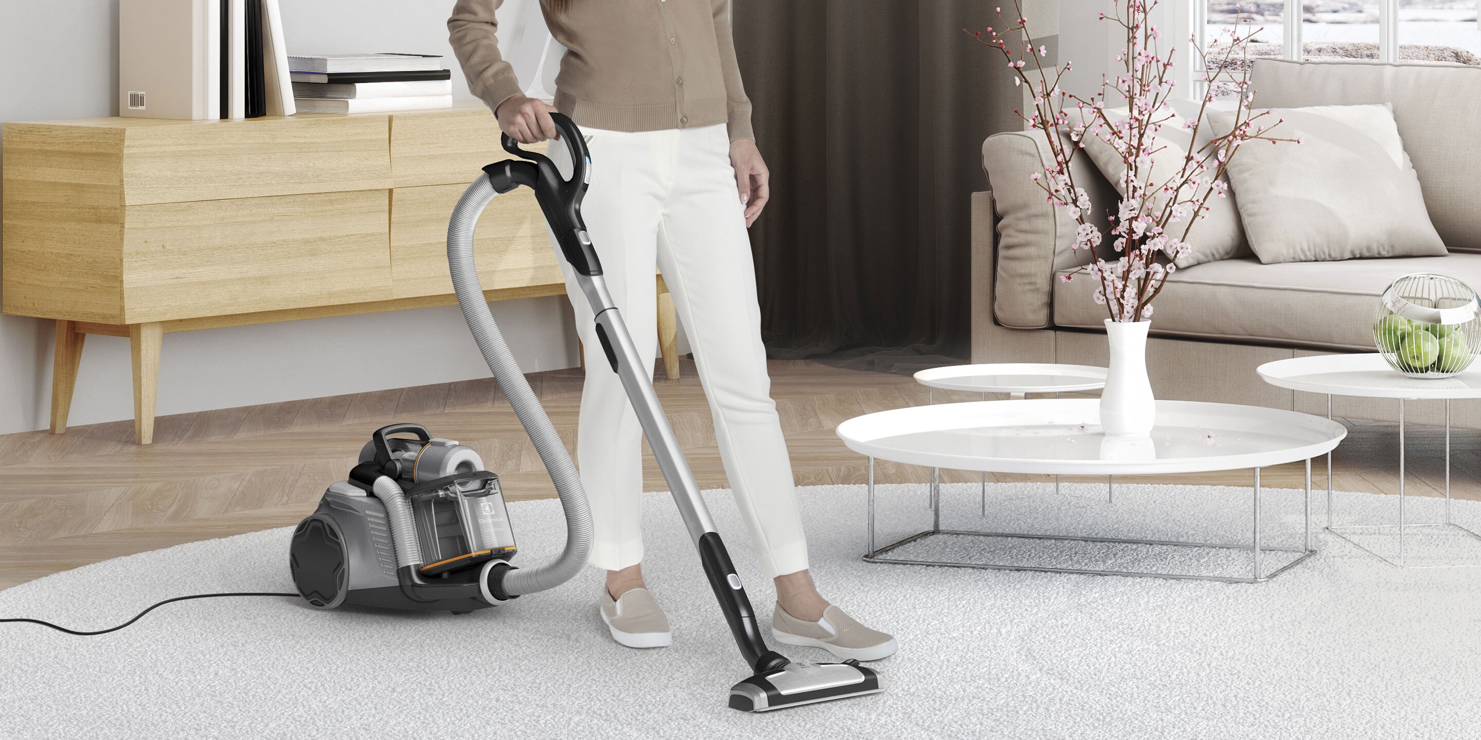 Žena upratujúca obývaciu izbu vysávačom UltraFlex