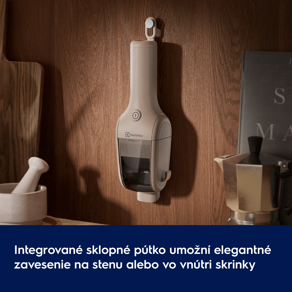 Integrované sklopné pútko umožní elegantné zavesenie na stenu alebo vo vnútri skrinky