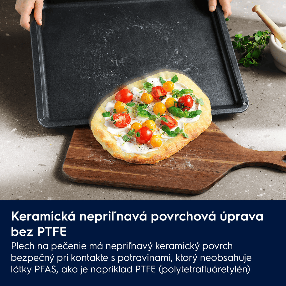 Keramická nepriľnavá povrchová úprava bez PTFE Riad na pečenie má nepriľnavý keramický povrch bezpečný pri kontakte s potravinami, ktorý neobsahuje látky PFAS, ako je napríklad PTFE (polytetrafluóretylén)