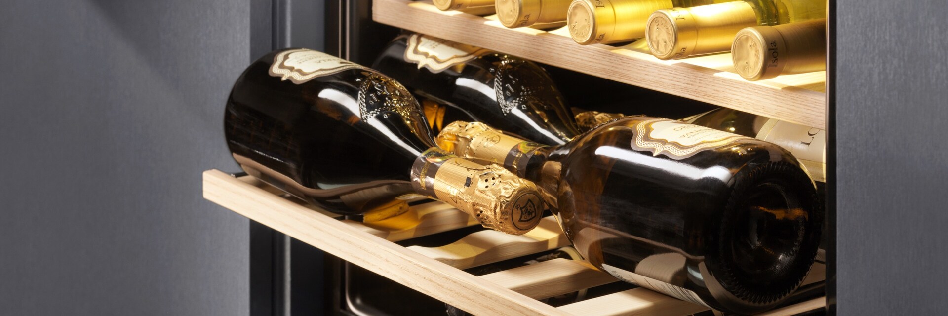 Vstavaná vinotéka Electrolux