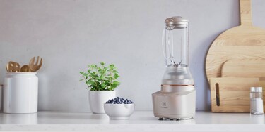 Kompaktný mixér v pieskovej farbe