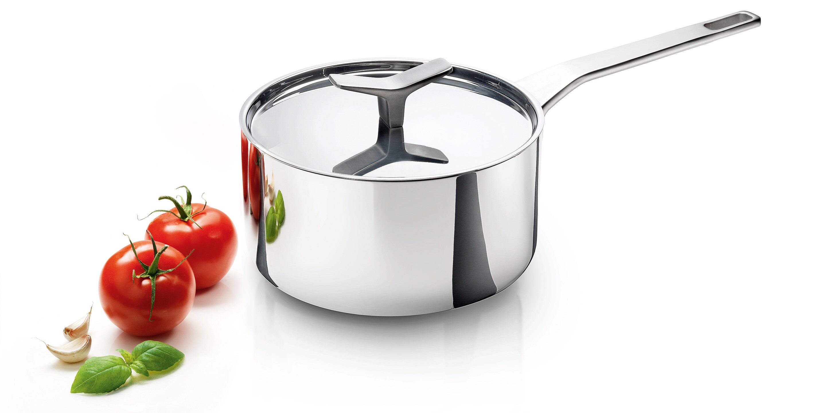 Kastrol z řady Infinite Chef s čerstvými rajčaty a česnekem