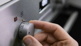 Nalievanie vody do parnej dutiny a stlačenie tlačidla PlusSteam na multifunkčnej rúre Electrolux s funkciou PlusSteam