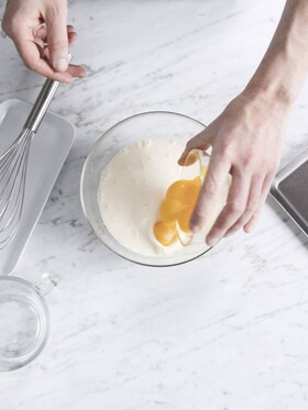 Pekár, ktorý mieša prísady na puding