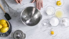 Ingrediencie pre prípravu citrónového koláča s bielkovým snehom, pripravené na pečenie