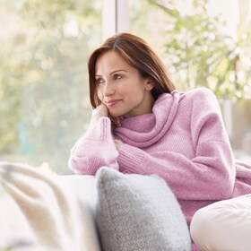 Dáma tešiaca sa zo svojho vlneného svetra