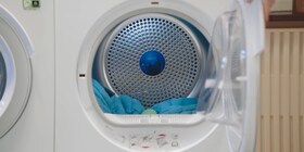 Pohľad zblízka na loptičky do sušičky v sušičke Electrolux