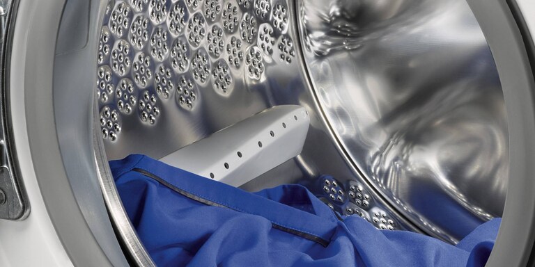 Diagram zobrazujúci medzeru, ktorú je potrebné nechať medzi vašim oblečením a vrchom bubnu