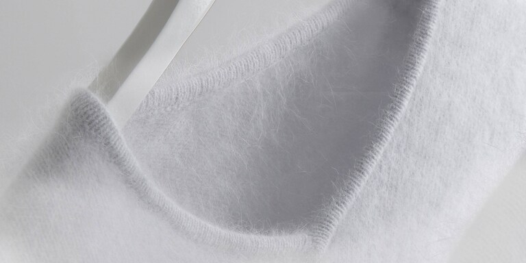 Biely vlnený pulóver