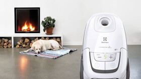 Vysávač UltraSilencer Zen Electrolux upratujúci kuchyňu