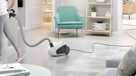 Šnúra vysávača UltraSilencer Zen siahajúca medzi viacerými izbami