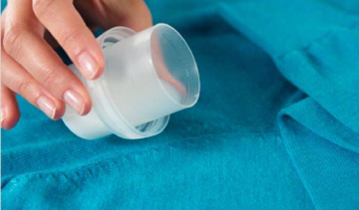 na odev nalejte prací prostriedok