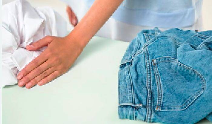 modré džínsy a ruky