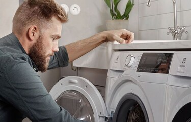 Servisný technik opravuje práčku electrolux