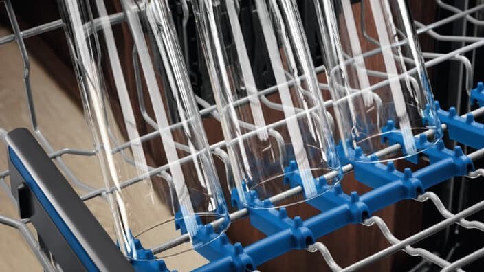 Umývačka riadu s držiakmi SoftSpikes a SoftGrips