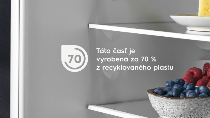 Bobuľové ovocie na polici v chladničke