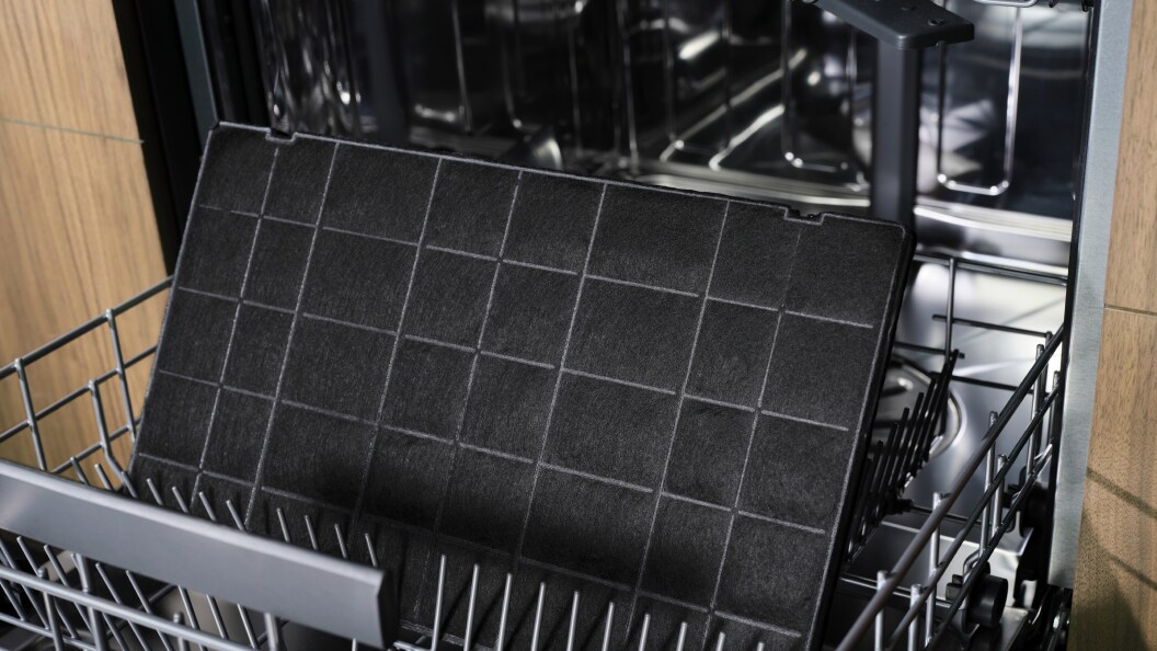 Uhlíkový filter Electrolux umiestnený v umývačke riadu.