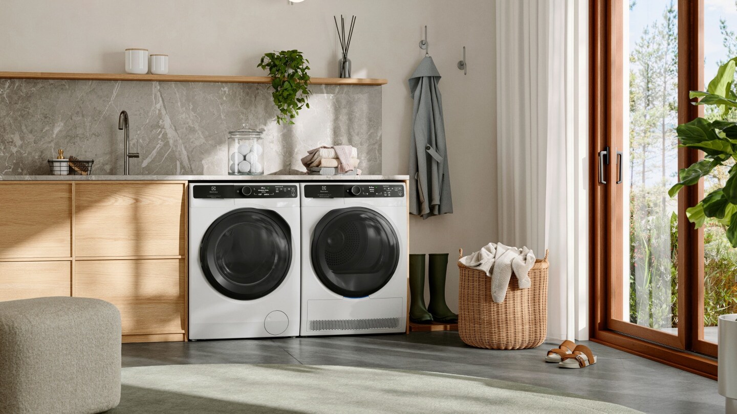 Práčovňa s práčkou a sušičkou Electrolux umiestnenými vedľa seba pod pultom.