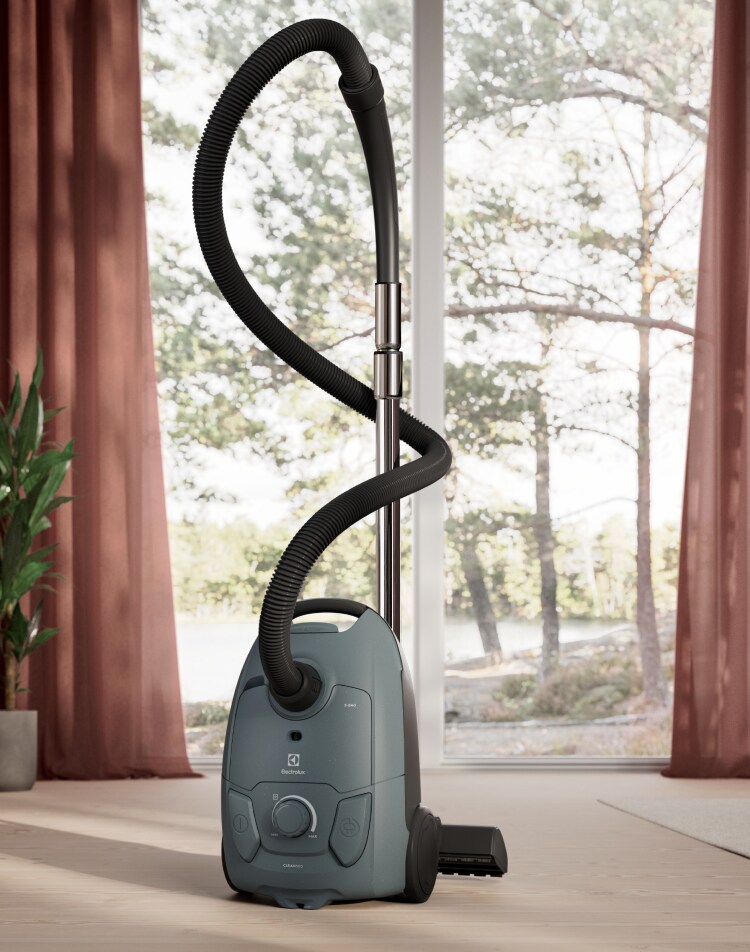 Vreckový vysávač Electrolux 500 umiestnený vo svetlej obývacej izbe.