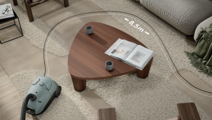 Vysávač Electrolux 500 s extra dlhým napájacím káblom stojí v obývacej izbe.