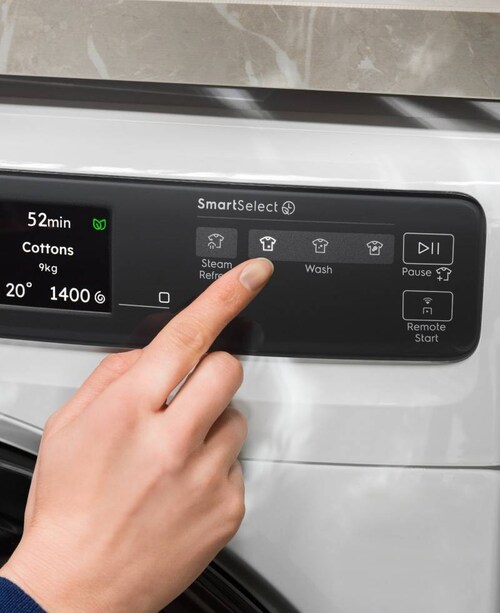 Osoba nastavuje prací cyklus na ovládacom paneli práčky Electrolux.