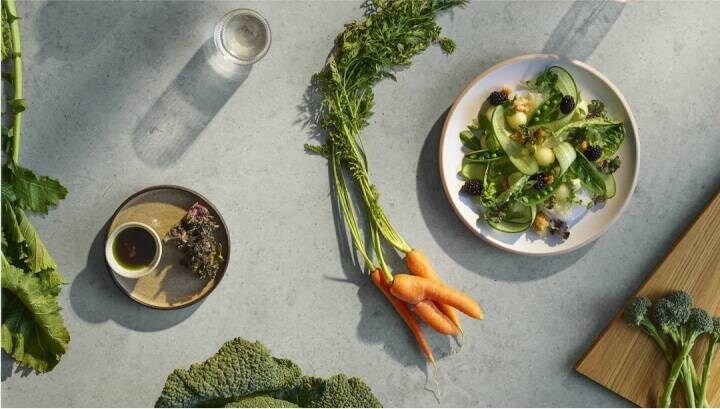 Čerstvé jedlo položené na stole.