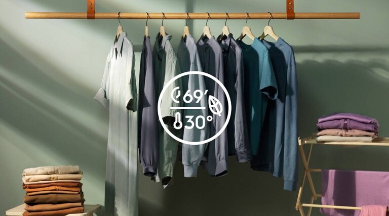 Čisté oblečenie zavesené na vešiaku, prané pri teplote 30 stupňov pre úsporu energie