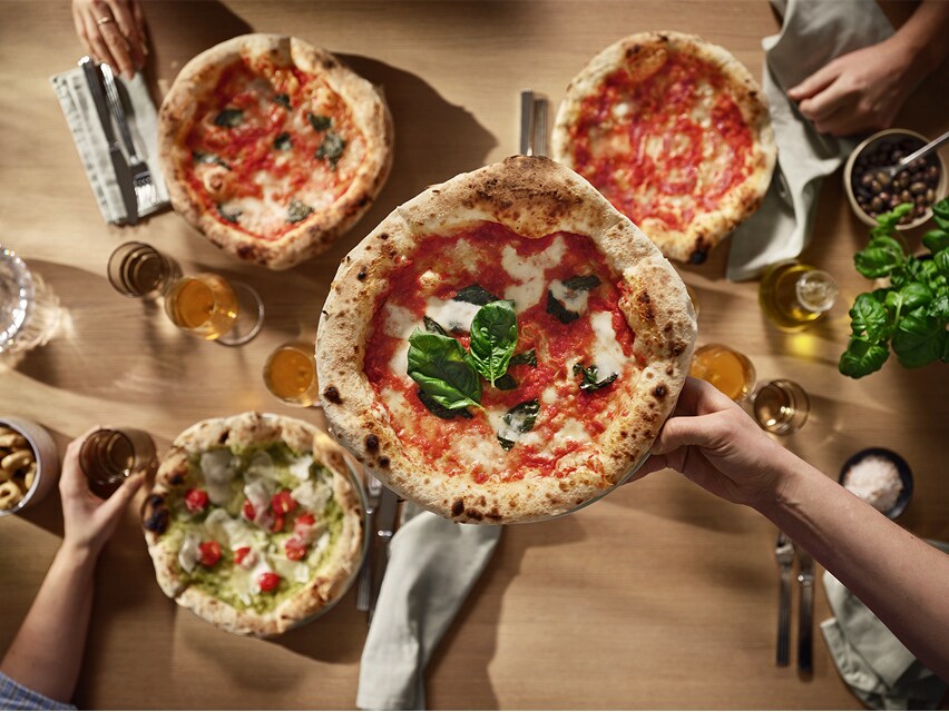 Pohľad zhora na 4 pizze.