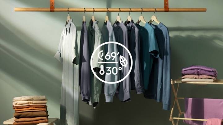 Symbol Prania na 30 °C a oblečenie v pozadí.