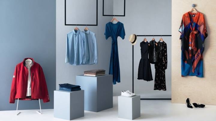 Uprataný šatník plný šiat a búnd