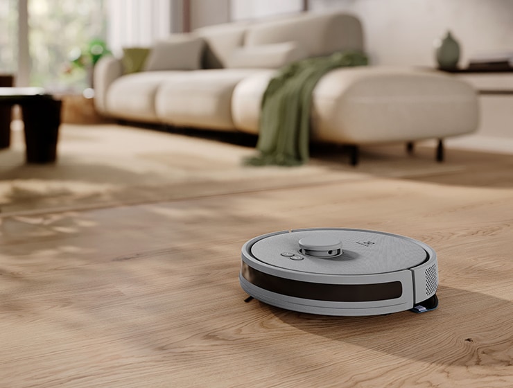 Robotický vysávač na podlahe.