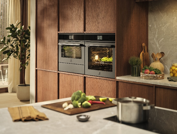 Pohľad do kuchyne s rúrami zabudovanými do steny.