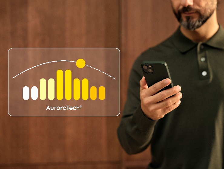 Muž ovládajúci digestor pomocou telefónu.