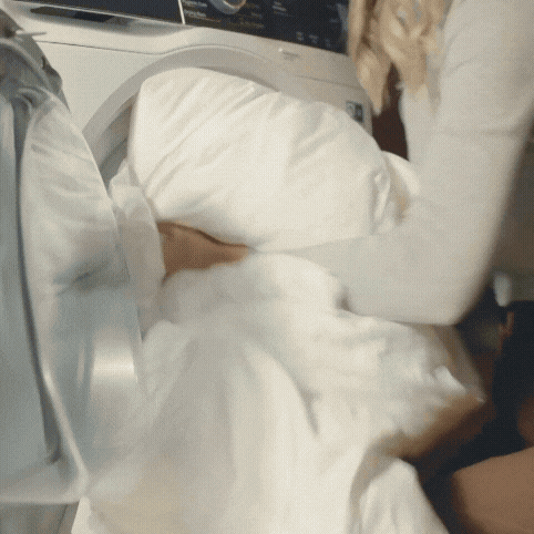 GIF, kde žena perie a suší bielu prikrývku.