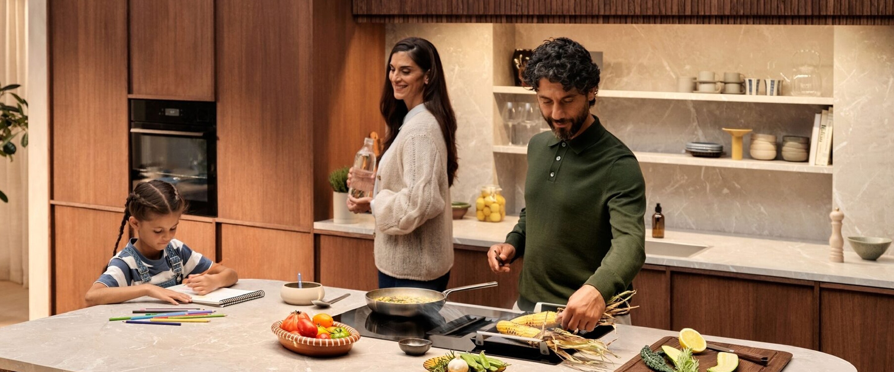 Muž, žena a malé dievča v kuchyni.