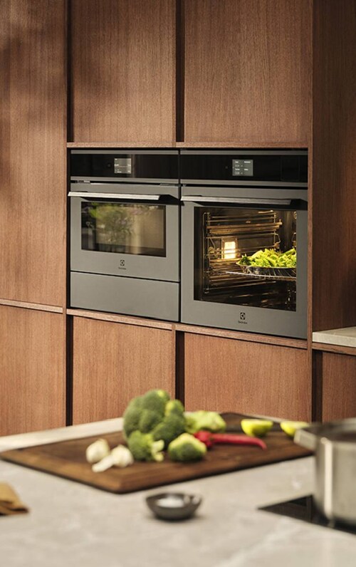 Vstavané dvojité rúry v drevených kuchynských skrinkách.