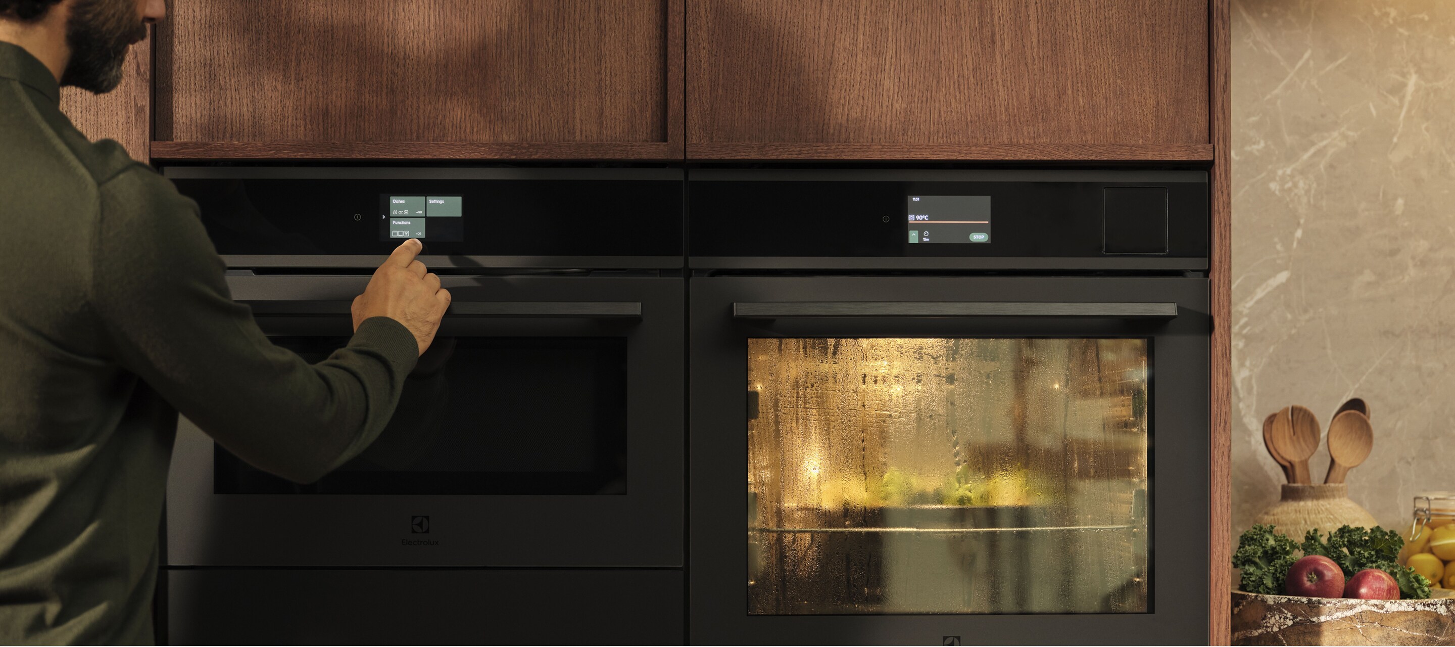 Muž zapína vstavanú rúru v kuchyni.