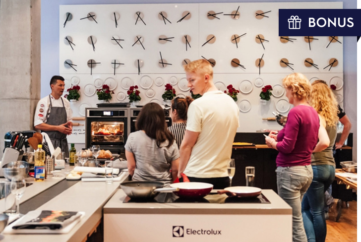 Skupina ľudí na kurze varenia Electrolux