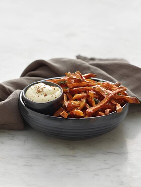 Batátové hranolky s aioli na talíři