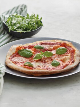 Pizza Margarita na tanieri